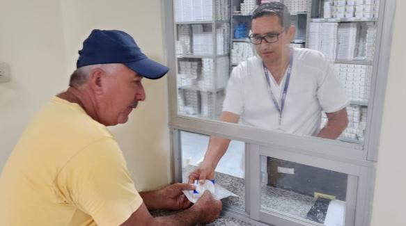 Jubilados y pensionistas denuncian la falta de medicinas y la baja calidad de los medicamentos disponibles en el IESS.