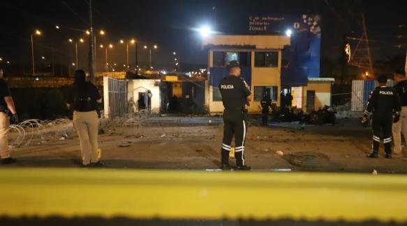 Explosión de coche bomba en los exteriores de la Penitenciaría del Litoral.