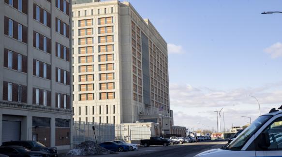 Fotografía que muestra el Centro Metropolitano de Detención de Brooklyn (MDC), donde se encuentra el presidente de Venezuela, Nicolás Maduro.