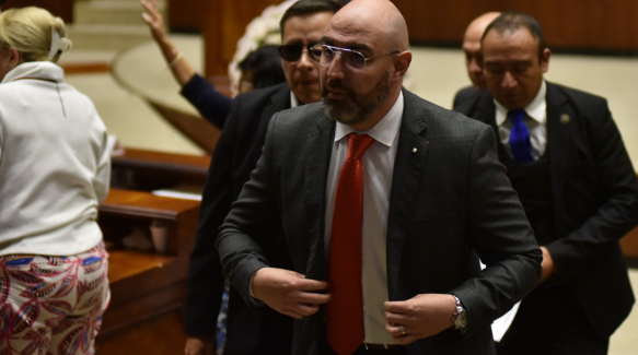 Godoy aplazó presentación de sus pruebas