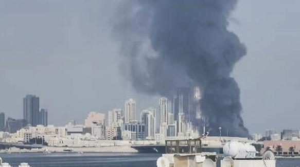 Vista de una columna de humo en Baréin. La Guardia Revolucionaria iraní confirmó este sábado que ha lanzado ataques contra bases estadounidenses situadas en Baréin, Catar y Emiratos Árabes como represalia por los bombardeos de Estados Unidos e Israel.