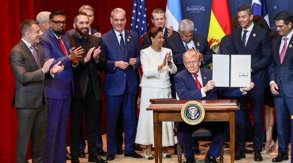 Daniel Noboa asistió a la firma de la nueva coalición militar que firmó Donald Trump, durante la cumbre 'Escudo de las Américas'.