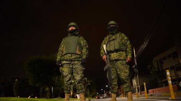 Militares y policías realizarán controles durante el toque de queda en varias provincias del país.