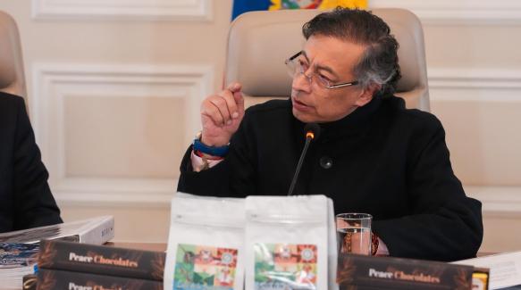 El presidente de Colombia Gustavo Pero habló de una bomba sin estallar en la frontera.