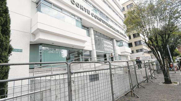 Cerco. La Policía ha instalado vallas metálicas en los exteriores de la Corte Constitucional, en Quito.