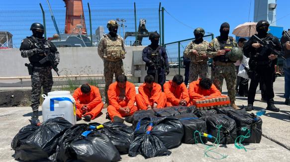 Operativo en alta mar permitió decomisar droga y detener a cinco ecuatorianos.