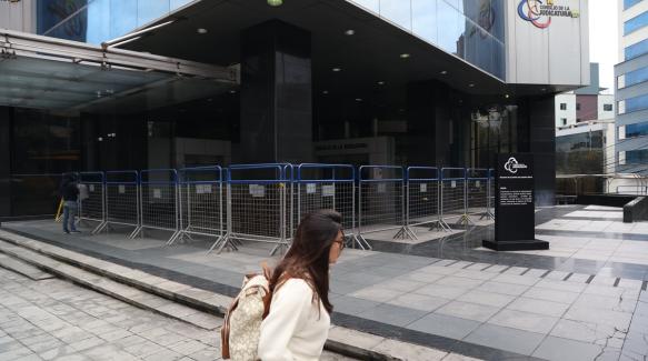 El acceso al Consejo de la Judicatura se restringió este miércoles. Había vallas metálicas en el ingreso al edificio de la entidad en Quito.
