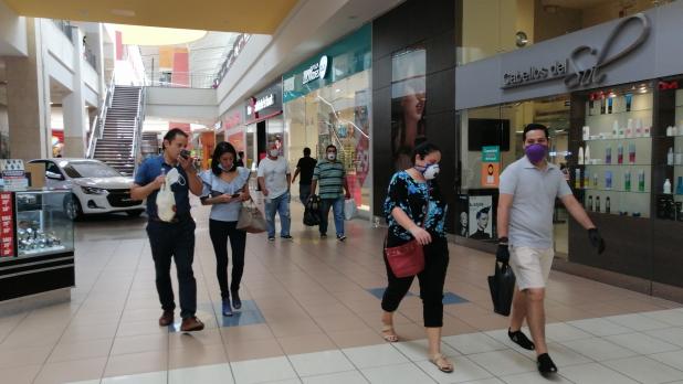 sin mascarillas en un centro comercial