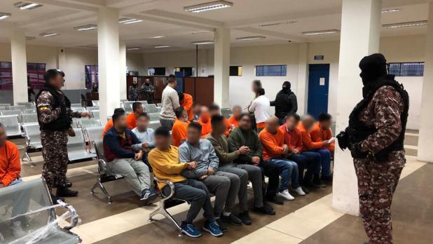 Antes del traslado, el personal a cargo de los internos verificó sus datos.