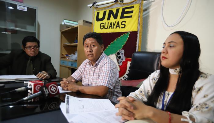 Representantes del Frente Vanguardia del Magisterio y el Frente de Lucha del Ingreso al Magisterio de Guayaquil.