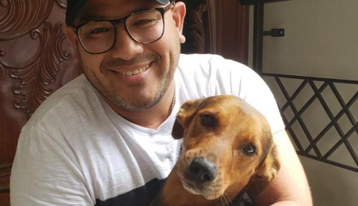 Adolfo Olivares junto a unas de sus mascotas