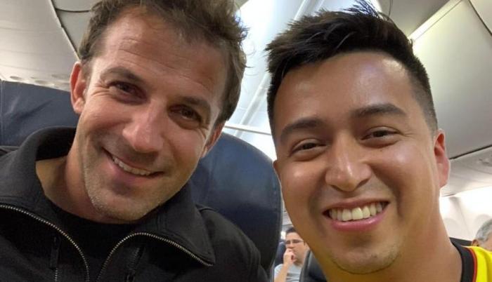 Del Piero en el avión junto al ecuatoriano Luis Felipe Maridueña.