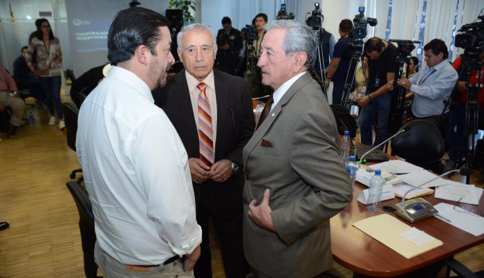 Comparecencia. El ministro de Defensa, Oswaldo Jarrín, junto a los legisladores Fabricio Villamar y René Yandún, en la Comisión de Soberanía.