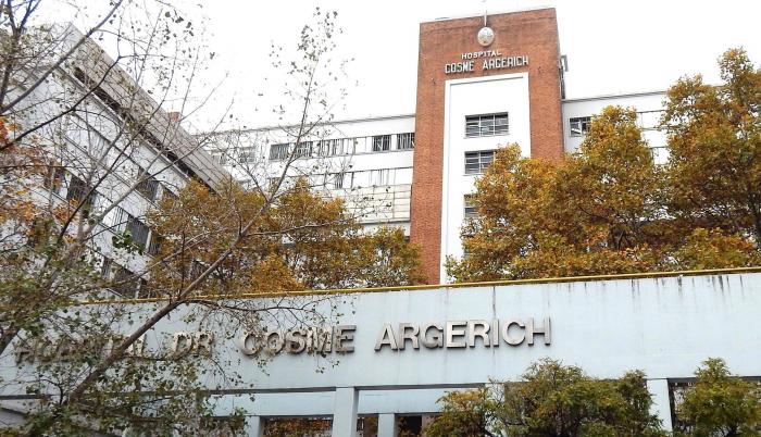 La primera persona que muere a casa del coronavirus estuvo en observaciones en el Hospital de Argerich, en Buenos Aires.