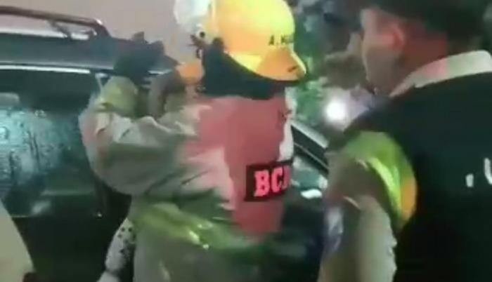 bebé dejada al interior de un carro