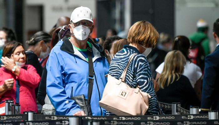 Passengers use face m (31437644)