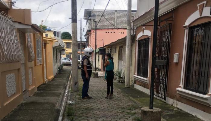 Guayaquil. Mujer fallecida lleva más de 10 horas en su casa en Sauces. Autoridades no retiran el cuerpo. Nota: Gelitza Robles