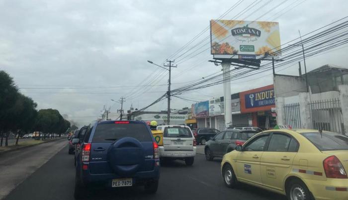 El primer día de semáforo amarillo en la capital registró escenas de tráfico vehicular.