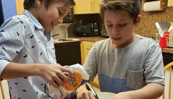 Niños preparando una receta