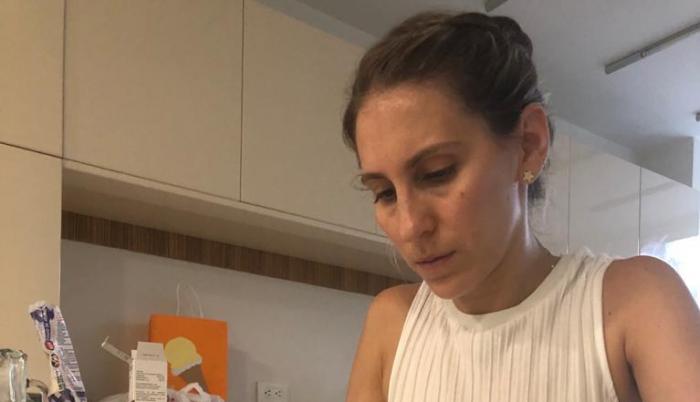 Jessica Abouganem prepara pan en su casa.
