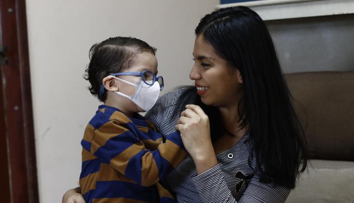 Alejandra Paredes y su hijo Daniel