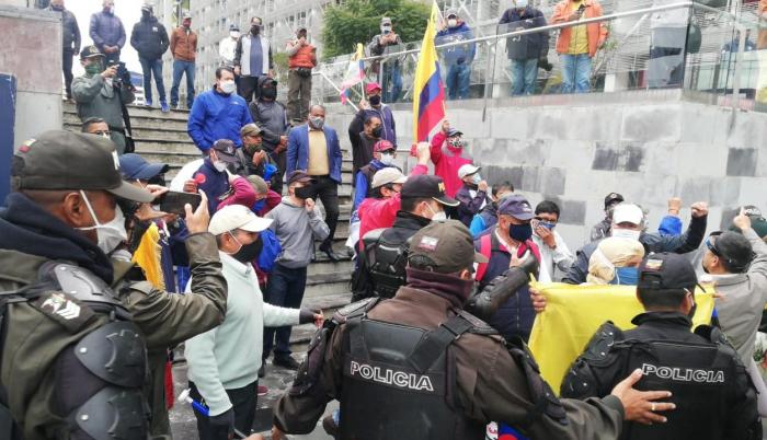 Jubilados de las fuerzas armadas protestaron hoy.