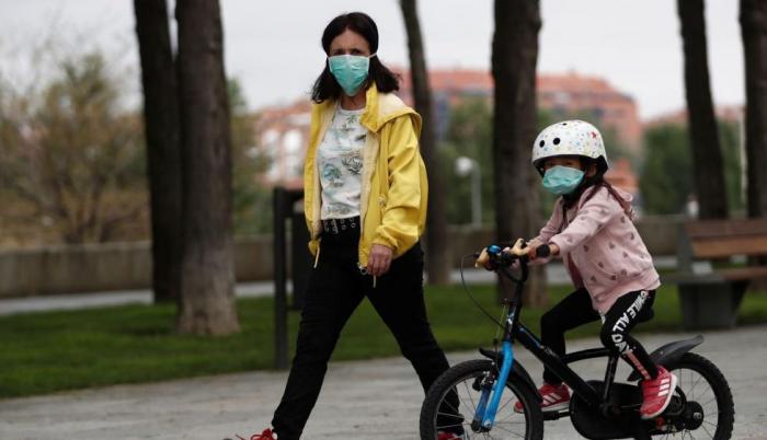 Madre e hija pasean por su barrio.
