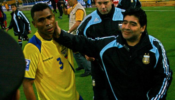 Diego Maradona, que hoy 30 de octubre cumple un año más de vida, acumula varias historias con este país.
