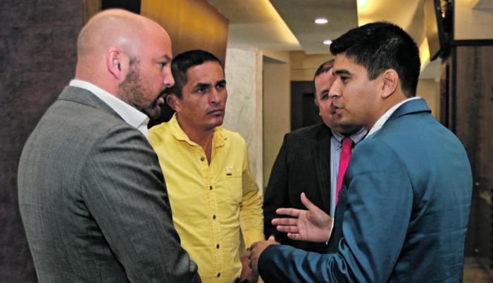 Charla. Minutos antes de que empiece la sesión, el presidente de la LigaPro, Miguel Ángel Loor (i), conversó con el titular del Manta, Jaime Estrada (d).