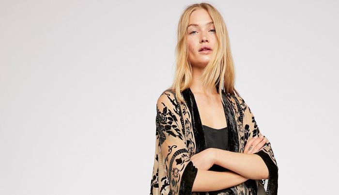 Chica con kimono sobre su atuendo