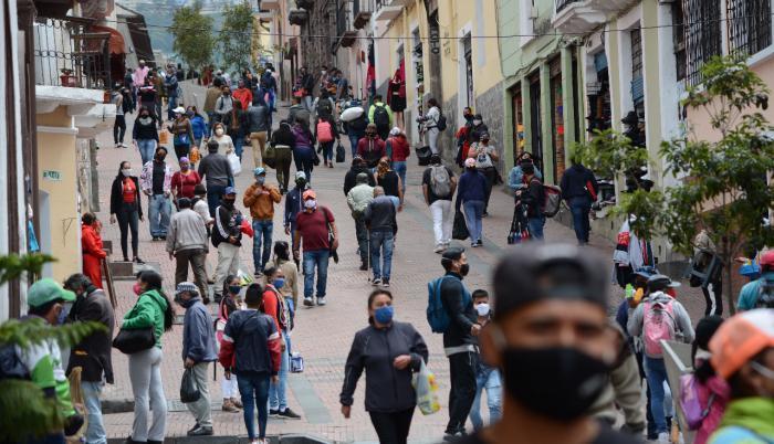 quito referencial gente calle distanciamiento coronavirus