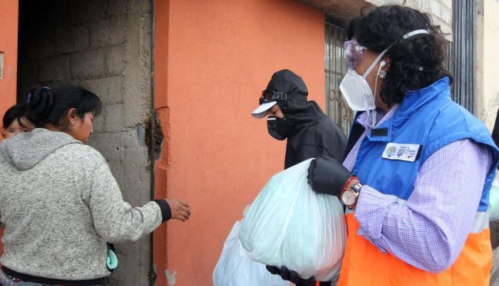 Alexandra Ocles entregando los kits de ayuda humanitaria