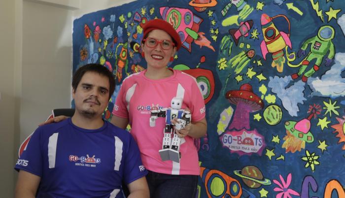 Nathy y Patricio en la sala de su casa, espacio desde donde imparten las clases.