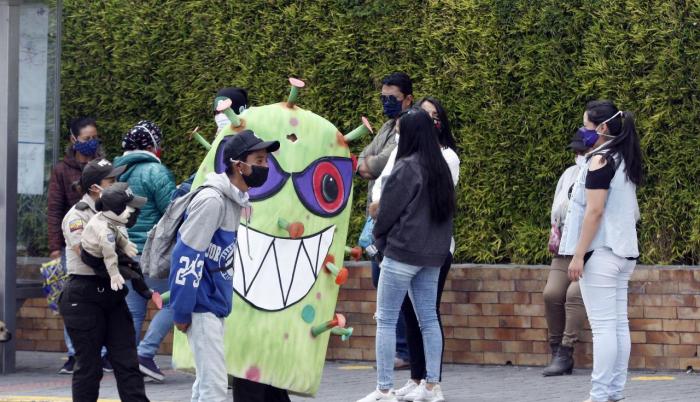 La Policía Nacional hace campañas sobre el coronavirus en Quito