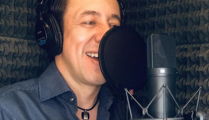 César Escalante, ecuatoriano experto en voces.