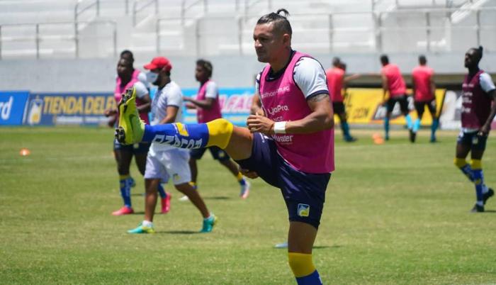 Carlos-Garcés-Delfín-Copa