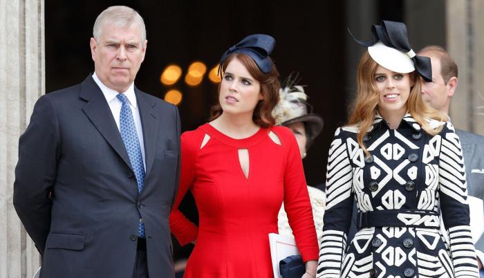 El duque de York con sus dos hijas, Eugenia y Beatriz.