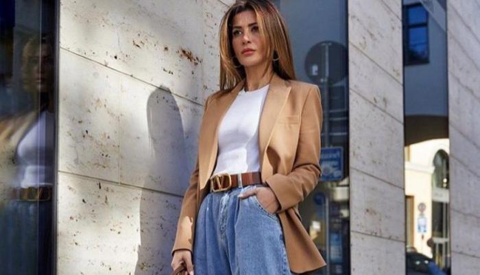 Mujer con pantalón 'slouchy'