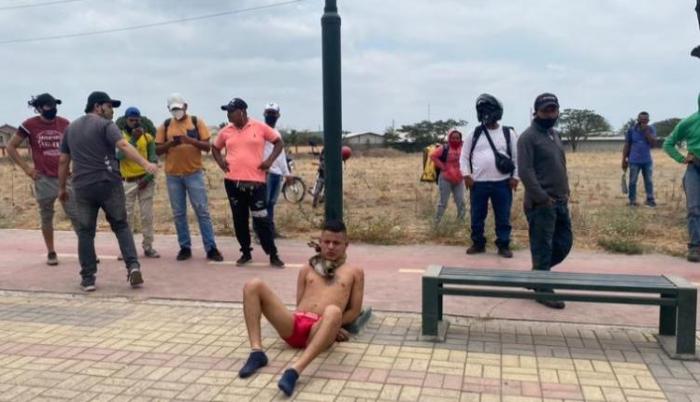 asaltante atado a poste
