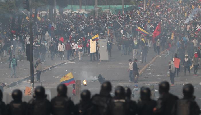 Foto del 11 de noviembre de 2019 de manifestantes y policías se enfrentan durante una nueva jornada de protestas en Quito