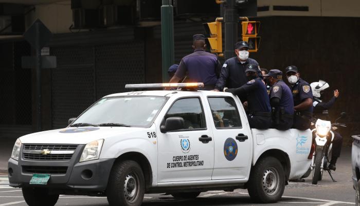 En camionetas del Cabildo y camiones se movilizaron los agentes de la Policía metropolitana.