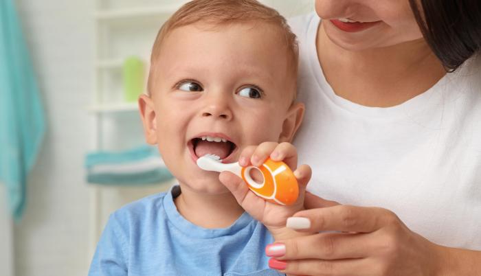 Niño cepillándose los dientes