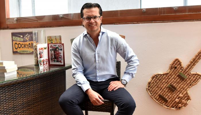 El asambleísta independiente Héctor Muñoz es fanático de The Beatles.