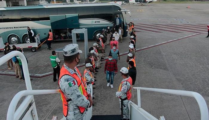 Combo de fotografías cedidas este martes por el Instituto Nacional de Migración (INM) donde se observa un retorno asistido de migrantes