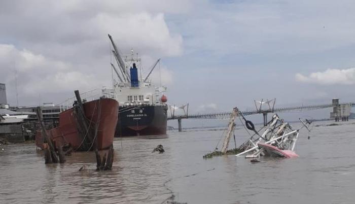 embarcación hundida en el río