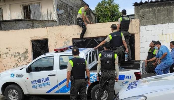 La Policía recaba indicios en el domicilio de la familia Ibáñez.