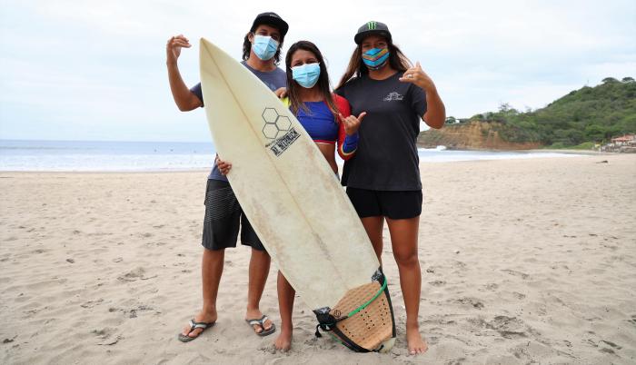 Mimi Barona surf Ecuador