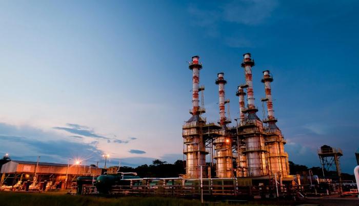 Petroecuador pagará sus deudas con petróleo.