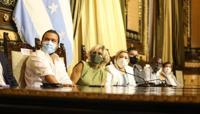 El vicealcalde Josué Sánchez, la alcaldesa Cynthia Viteri y otros funcionarios.
