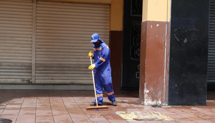 Un trabajador limpia las calles de Guayaquil, en la zona regenerada del centro.